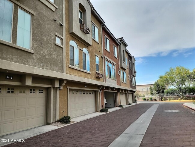 Building Photo - 240 W Juniper Ave