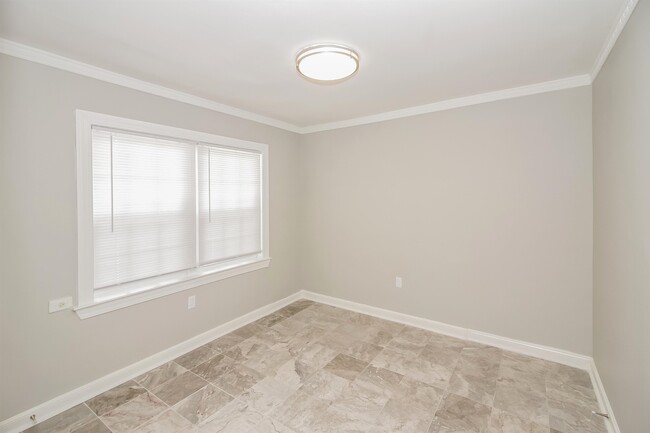 Building Photo - 4600 N Renshaw Dr