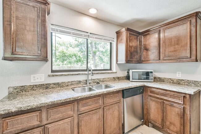 Building Photo - 7106 Pinetex Dr