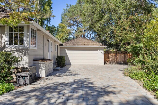 Building Photo - Beautifully Appointed Atherton Estate with Pool & Outdoor Entertaining