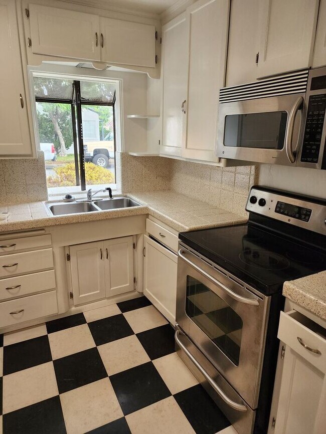 Building Photo - Duplex w/ patio space in residential neighborhood!