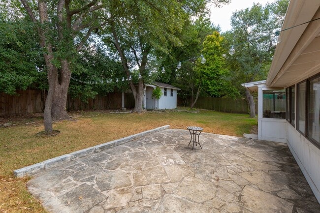 Building Photo - Lovely  3/BR 2/BA Home with Office & Sunro...