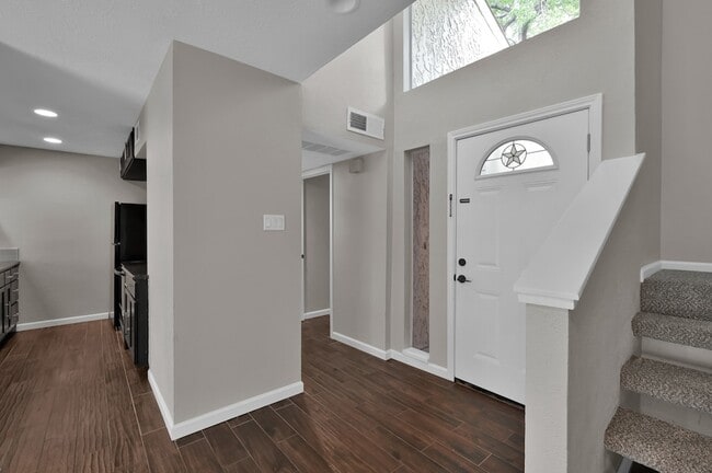 Building Photo - 12311 Glenview Dr