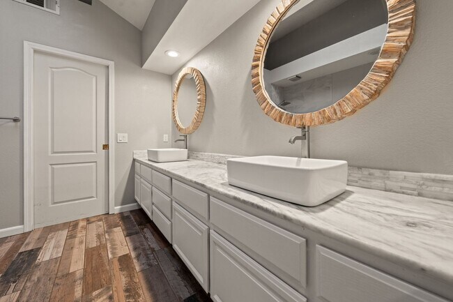 Building Photo - Luxury 4-Bedroom Home with Designer Upgrad...