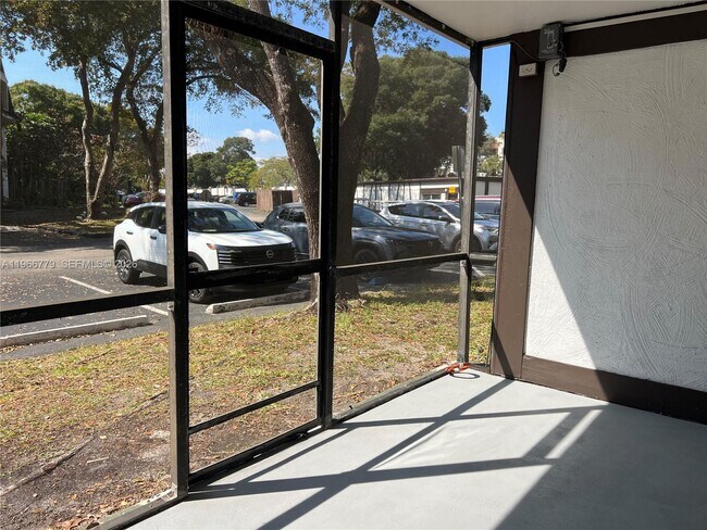 Building Photo - 3690 Inverrary Dr