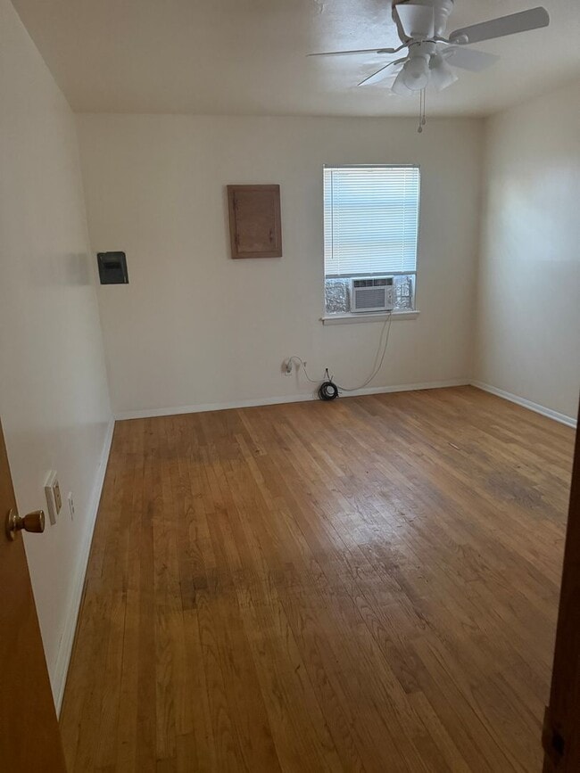 Building Photo - For Lease: Charming 1-Bedroom Duplex in the Heart of Yukon!