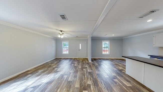 Building Photo - BEAUTIFUL 3/2 AVAILABLE NOW! $500 OFF FIRS...