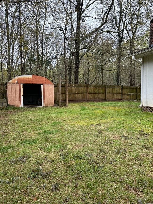 Building Photo - Large Home on the Eastside on a deadened street - Pre Lease