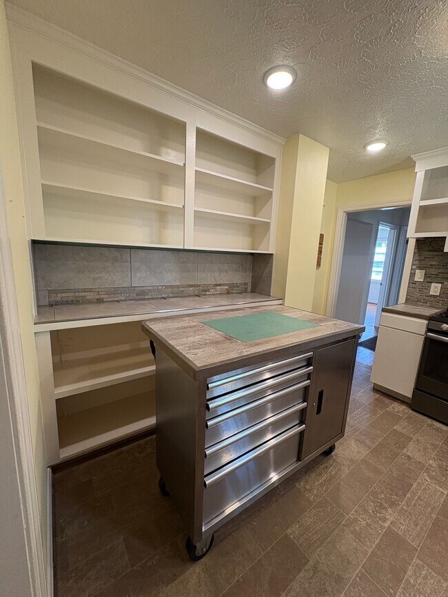 Building Photo - Move in special! First month rent is half off with approved application! 6 month lease option!