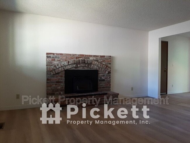 Building Photo - 770 NW Apple Blossom Loop