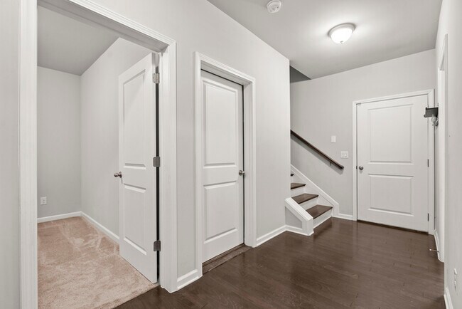 Building Photo - Townhouse - 4 Beds - 4 Bath