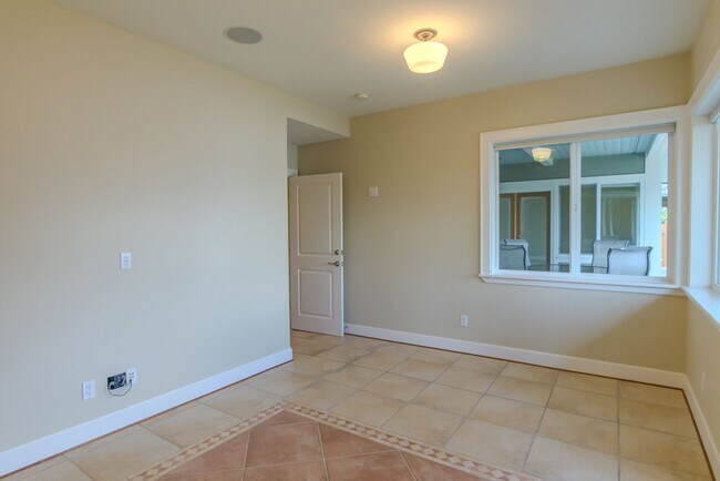 Building Photo - 4Bd/4Ba Seattle Home