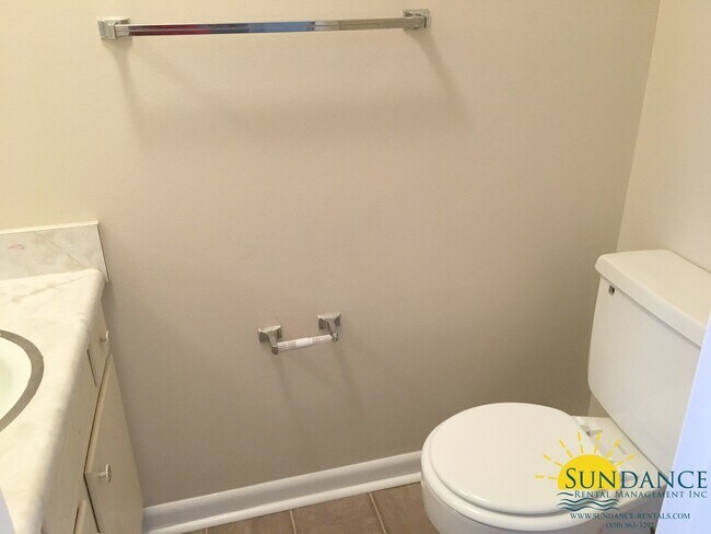 Building Photo - Great 3 Bedroom Townhouse in Shalimar