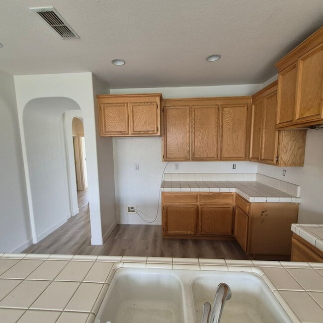 Building Photo - New Flooring throughout; Nice Elk Grove 3 bedroom home! Single story