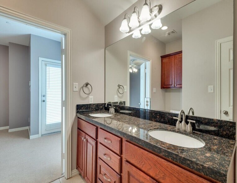 Master Bath - 2407 Stutz Dr