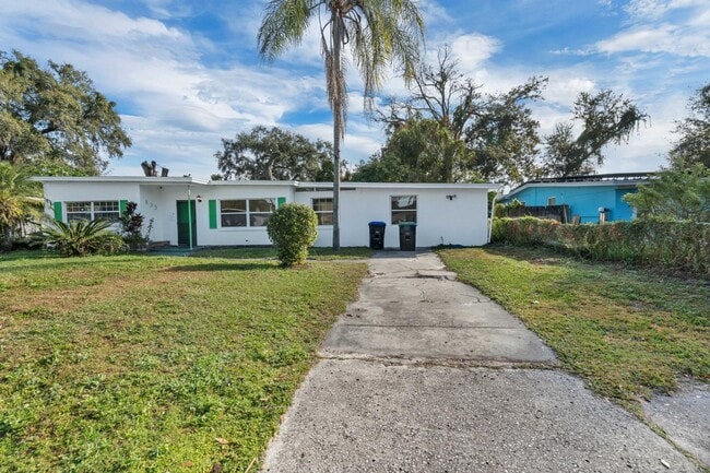 Building Photo - 833 Pinedale Ave