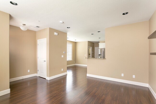 Building Photo - 3 Bedroom 2.5 Bathroom Townhome in the Hea...