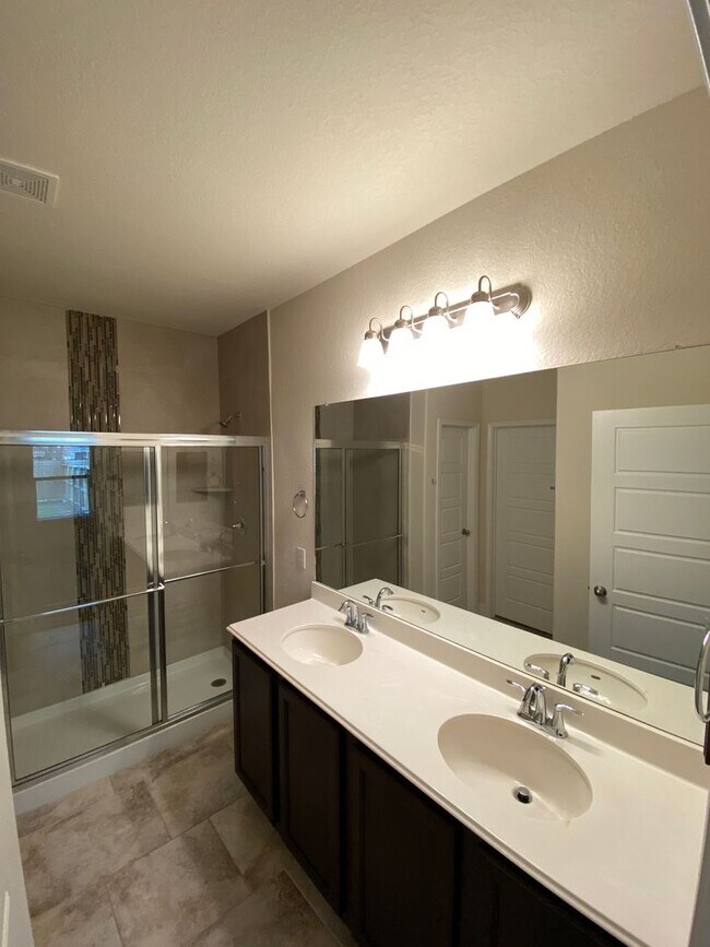 Building Photo - Walk to Historic Gruene / Fridge Included/ Gas Cooking / Fenced in Yard / CISD