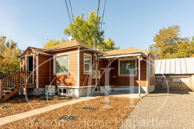 Primary Photo - 1011 Waverly St