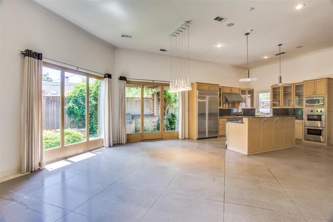 Building Photo - 6615 Willow Ln