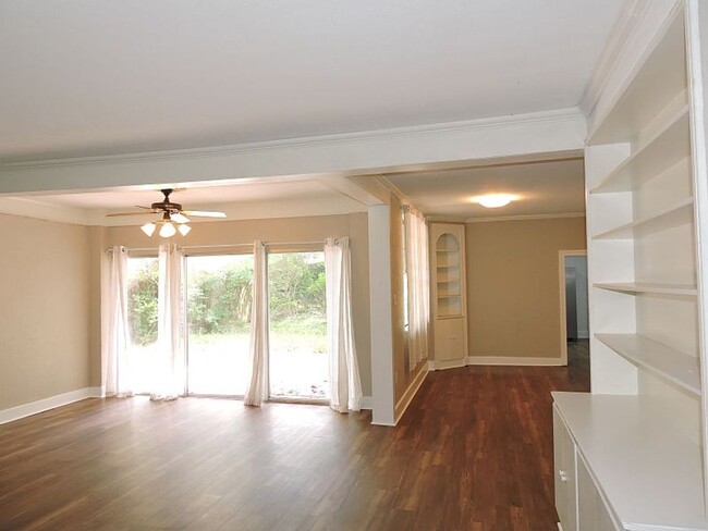 Building Photo - Great home near LSU Lakes