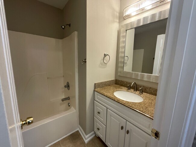 Building Photo - Now Available! Cute 4 Bed, 2 Bath Bungalow in Glenwood! Great Central GSO location