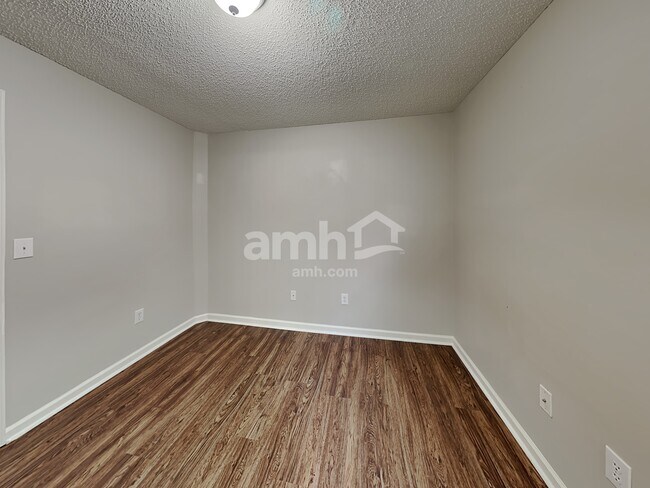 Building Photo - 240 Bonnie Woods Dr