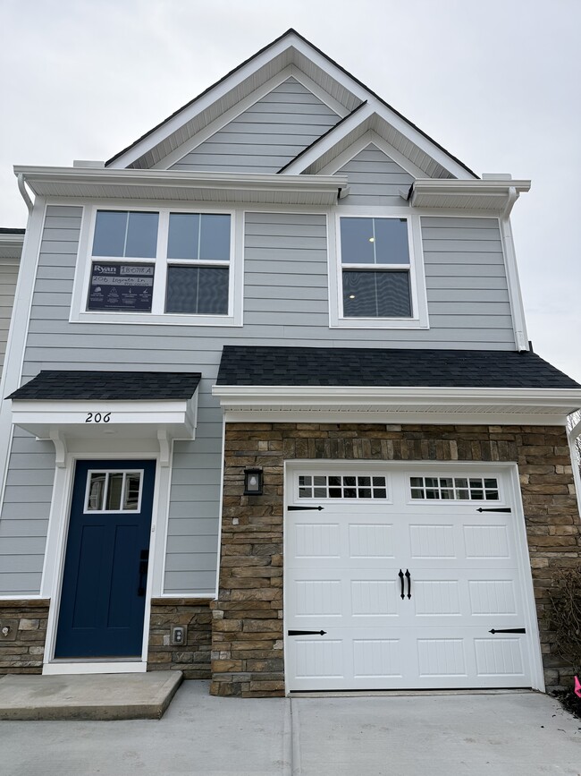 Building Photo - 206 Lograto Ln