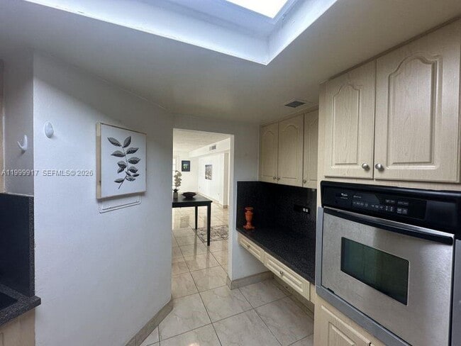 Building Photo - 801 Brickell Bay Dr