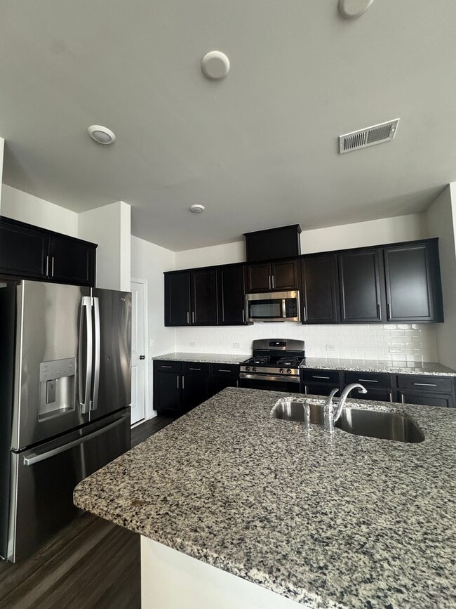 Building Photo - Beautiful & Spacious Home for Rent