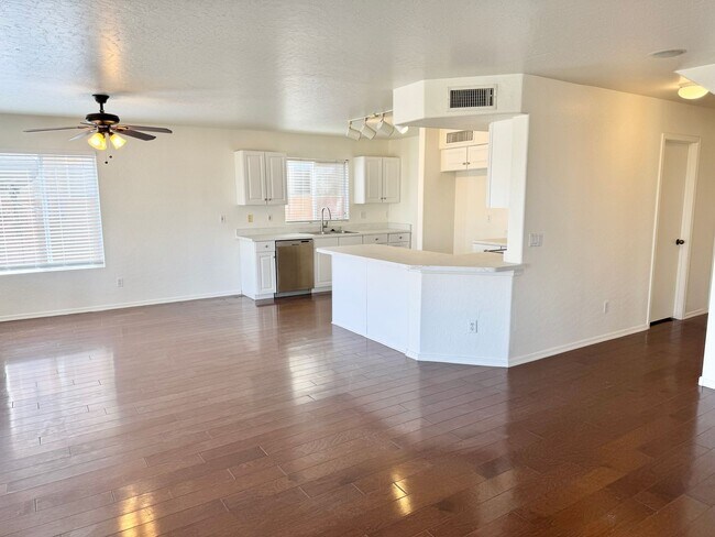 Building Photo - 4 Bedroom 3 Bathroom Home in Surprise! Has Loft & Additional Office/Den!