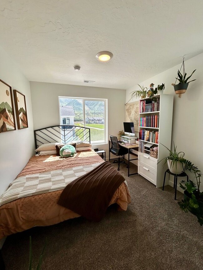 Building Photo - End Unit 3 bed 2 bath Townhome in Spanish ...
