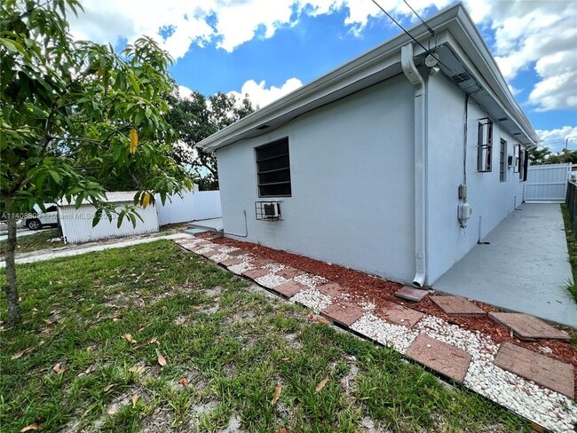 Building Photo - 1211 Rutland St