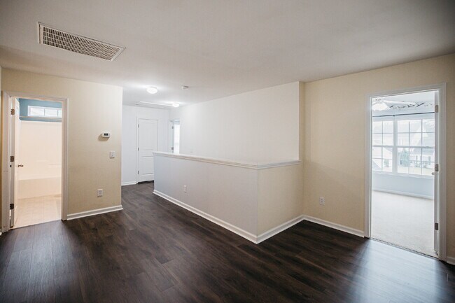 Building Photo - 4 Bed/2.5 Bath/Primary downstairs