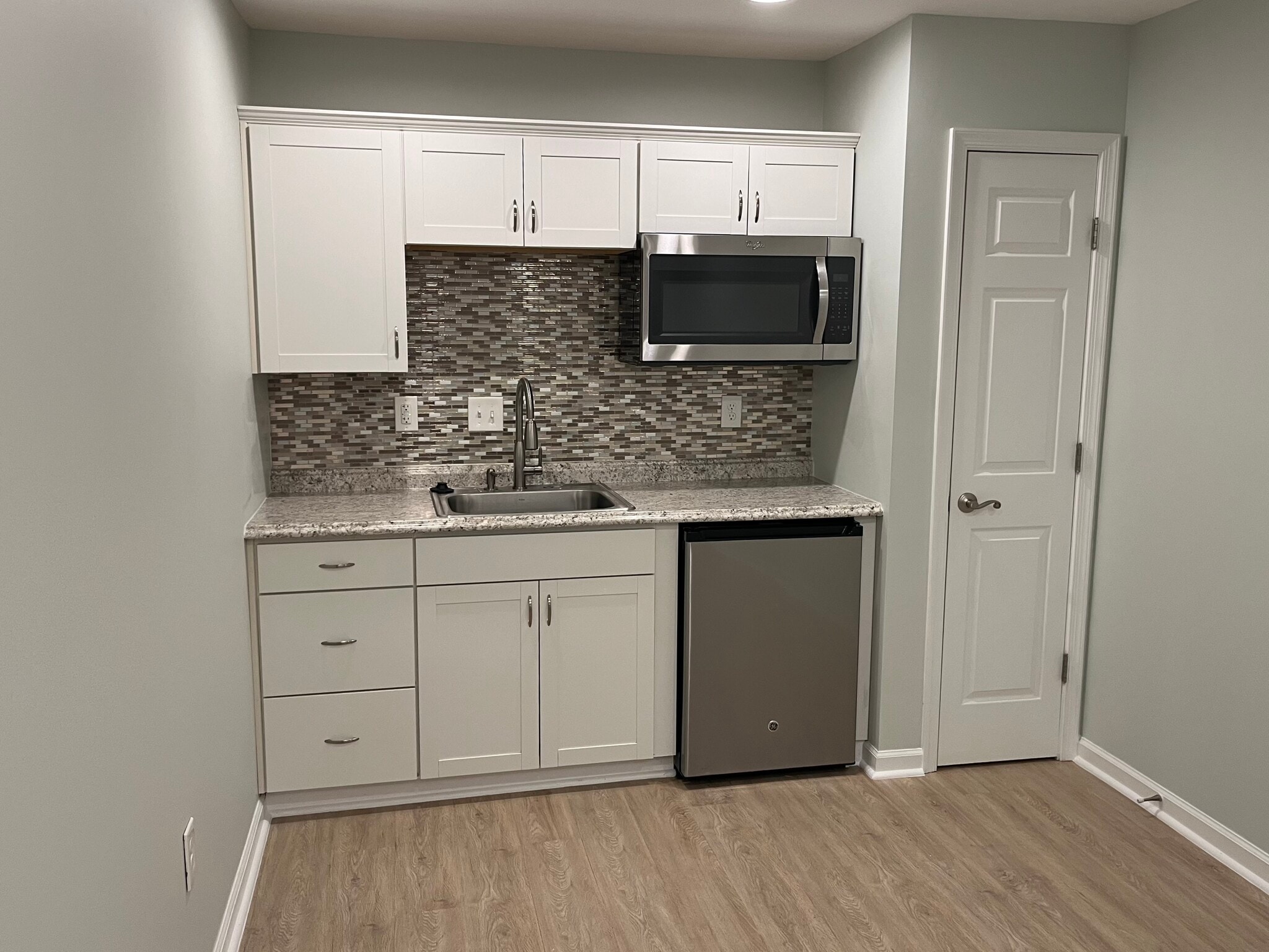 , microwave, 2 burner hotplate, disposal and pantry - 2039 Coast Guard Dr