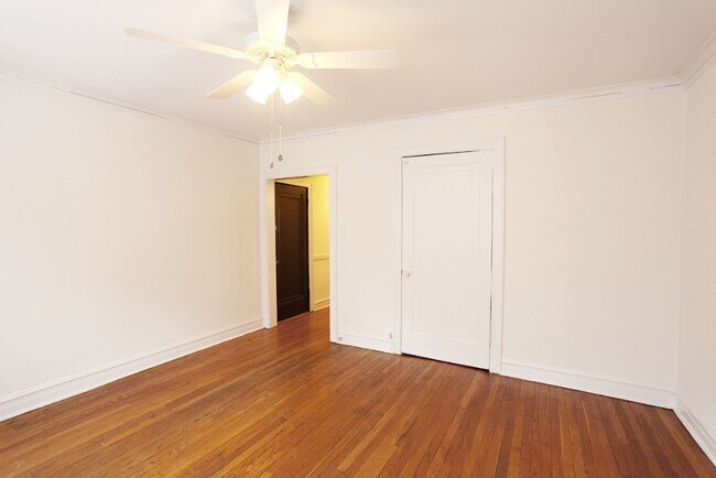 Building Photo - 2538 W Sunnyside Ave