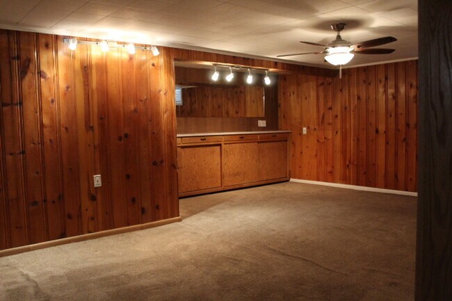 Building Photo - Stunning 3 bedroom/ 1 3/4 bath Ranch in Ha...