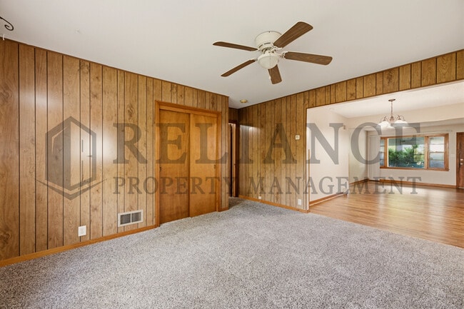 Building Photo - 1620 E Selma St