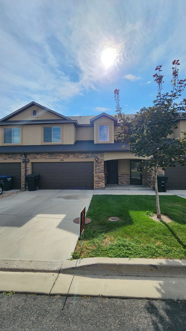 Building Photo - 576 N 220 E