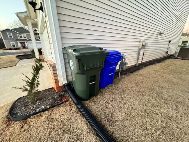 Building Photo - Room in House on Bedrock Rd