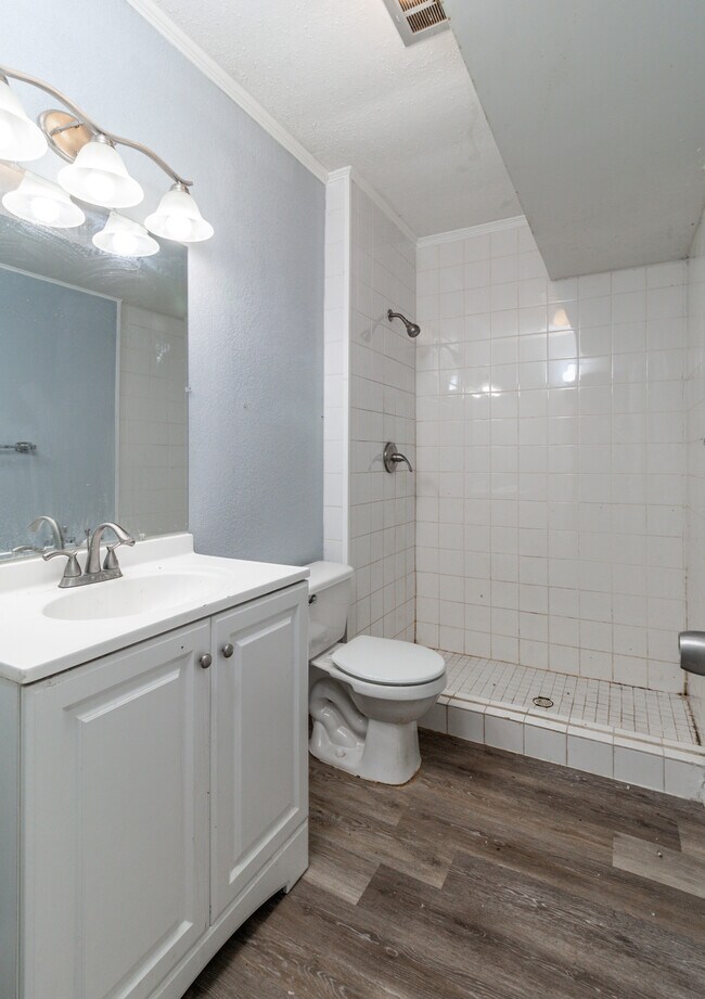 Building Photo - 630 Colonial Dr