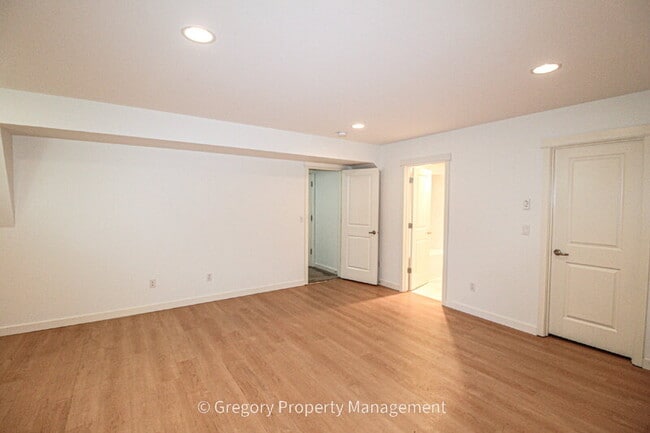 Building Photo - 13824 N Creek Dr
