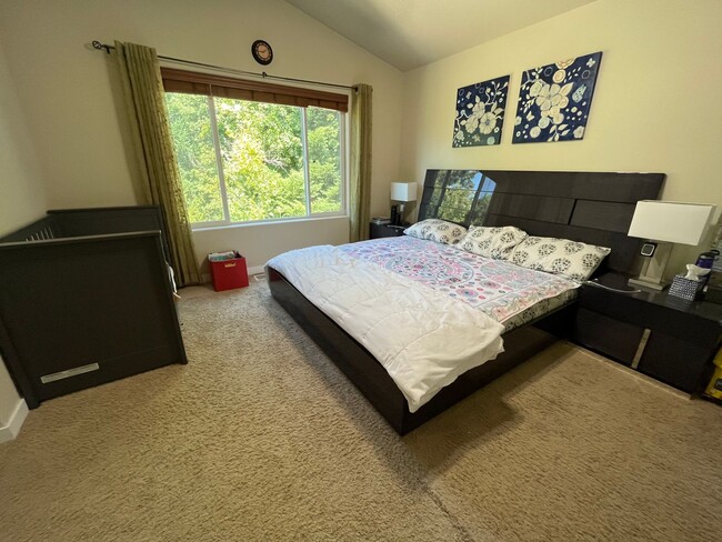 Building Photo - Beautiful 4Bd + 2Ba With Gorgeous Green Vi...