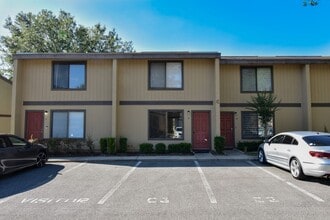 Building Photo - Spacious 2 Bed, 2.5 Bath Townhouse in Sout...