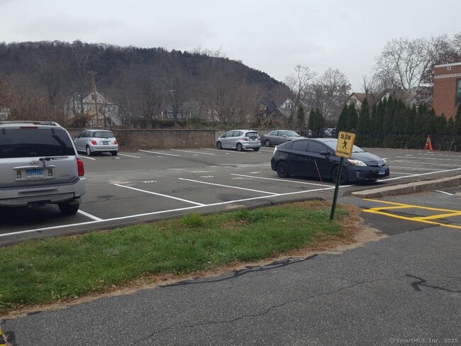 Building Photo - 211 Fountain St