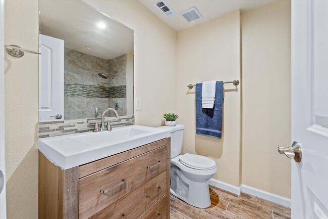 Bathroom 2 - tub/shower - 1445 Hillcrest Dr