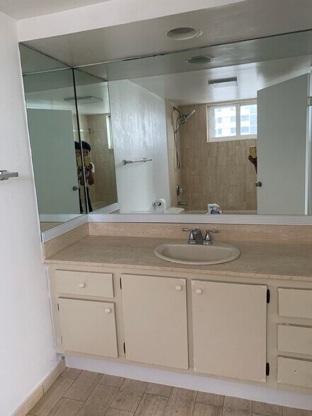 Building Photo - 2457 Collins Ave