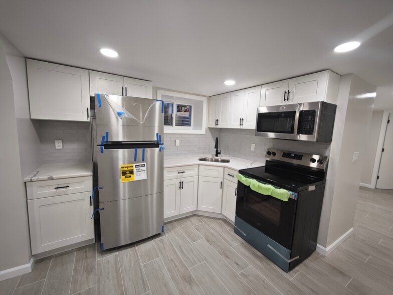 Building Photo - 431 Staples St