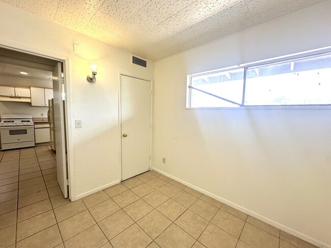 Building Photo - Gigantic Yard 2 Bedroom with Washer/Dryer,...