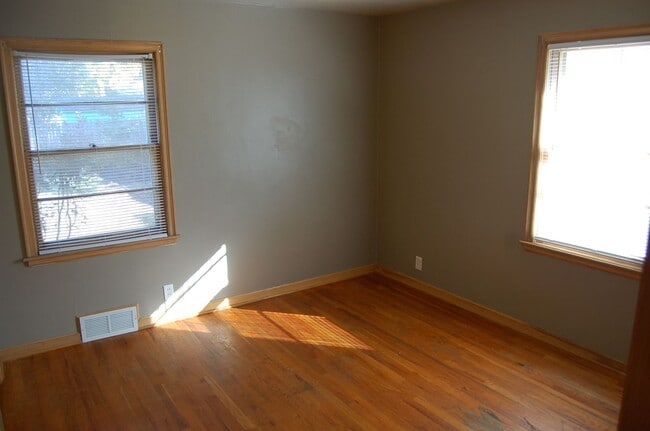 Building Photo - Solid stone ranch in south-central Lincoln!
